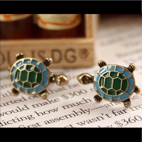 🐢 Enamel Turtle Stud Earrings - Picture 2 of 4